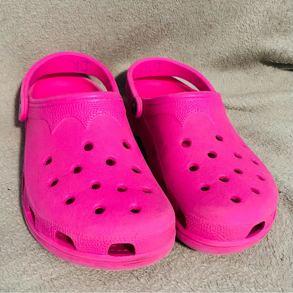 Pink women’s size 10/ men’s size 8 crocs